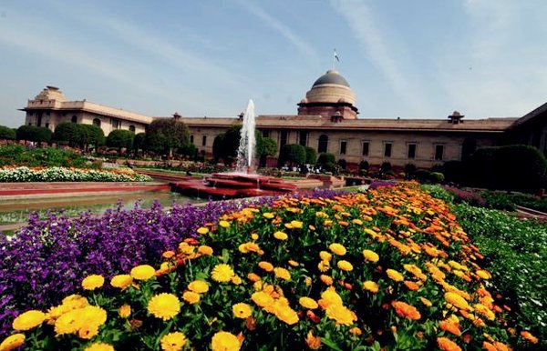 Mughal Gardens (Amrit Udyan) in Delhi – A stunning seasonal garden at Rashtrapati Bhavan with vibrant flowers and fountains."