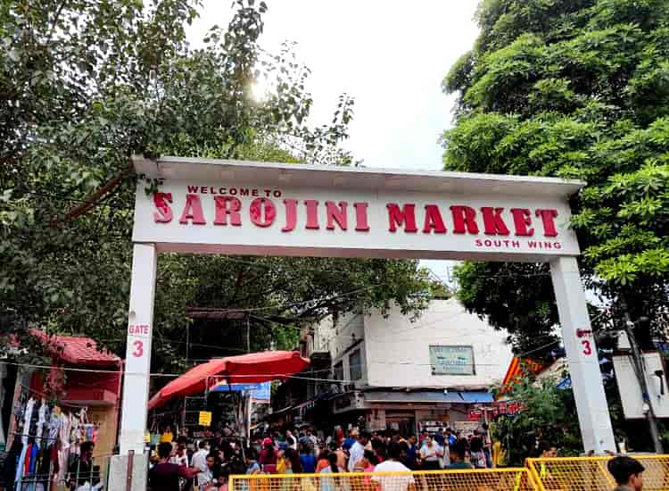 Sarojini Market Delhi – A top shopping destination for budget fashion and accessories."